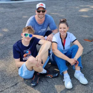 Noah mit seinen Eltern an einem Rennwochenende