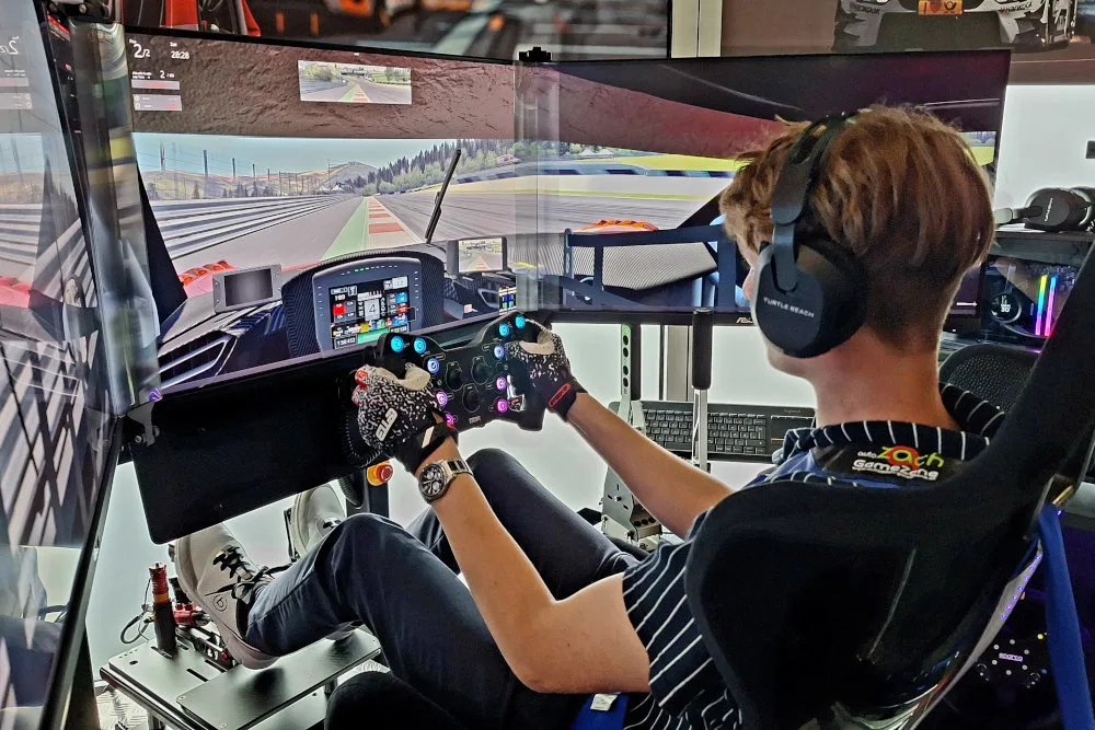 Noah Taferner am Simulator in der Zach Gamezone